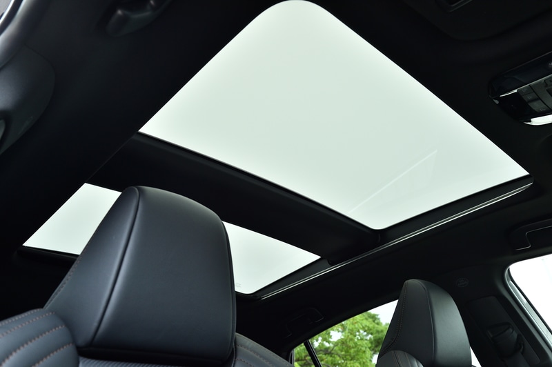 電動シェード付きの調光パノラマルーフ。シェードが開いている状態での透過（左）、調光（右）をタイムラグなく切り替えられる。T-Connect契約をしていれば音声での操作も可能