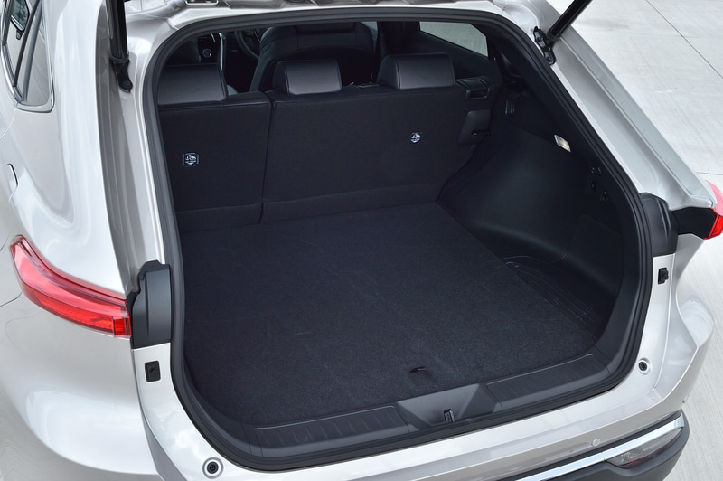 ラゲッジルームは9.5インチのゴルフバッグが3個収納できる