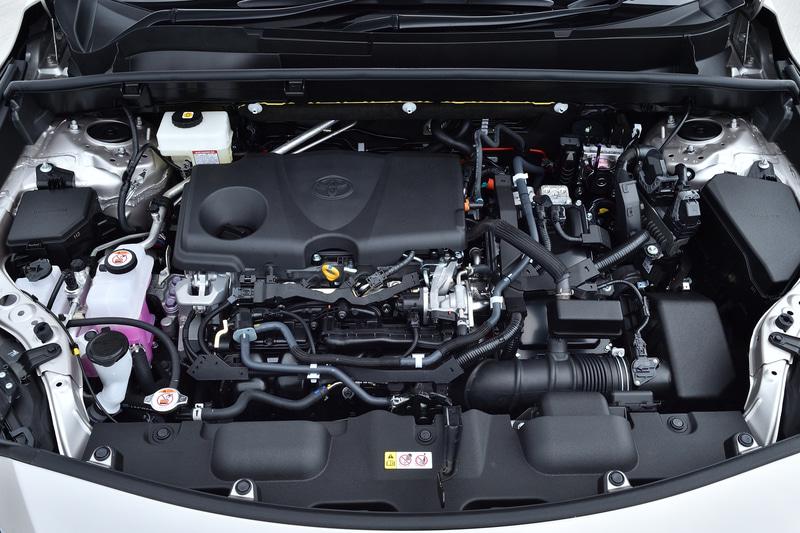 ハイブリッドモデルは最高出力131kW(178PS)/5700rpm、最大トルク221Nm(22.5kgfm)/3600-5200rpmを発生する直列4気筒2.5リッター直噴「A25A-FXS」型エンジンと、最高出力88kW(120PS)、最大トルク202Nm(20.6kgfm)を発生する「3NM」型モーターをフロントに搭載。4WDのE-Fourモデルではリアに最高出力40kW(54PS)、最大トルク121Nm(12.3kgfm)を発生する「4NM」型モーターが追加される。システム最高出力は2WDモデルが160kW(218PS)、E-Fourモデルが163kW(222PS)