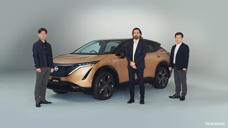 新型クロスオーバーEV「アリア」。写真左から商品企画責任者（CPS）福田真人氏、シニアデザインディレクター ジオバーニ・アローバ氏、車両開発主管（CVE） 中嶋光氏