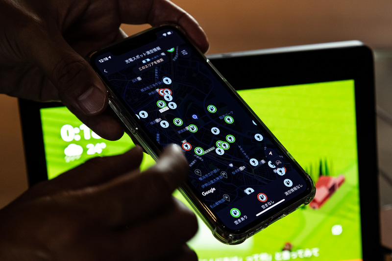 ルート選択時に自動で途中の充電ポイントに立ち寄る設定を行なってくれる。充電ポイントの満空情報も確認可能となっている