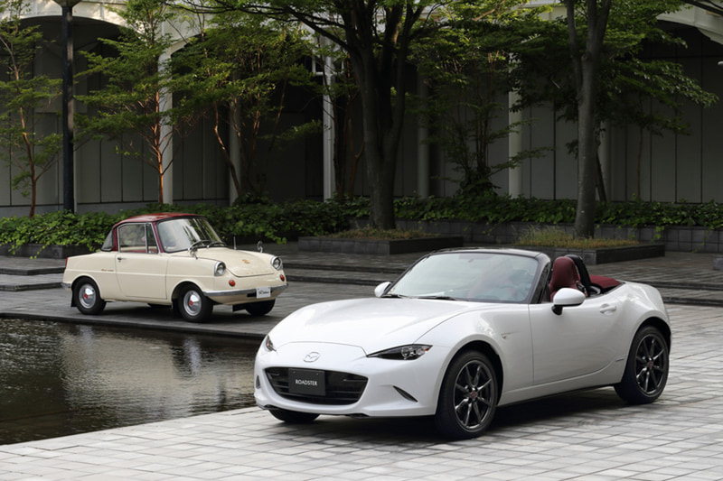 （参考写真）R360クーペと100周年特別記念車のMAZDA MX-5（欧州仕様車）