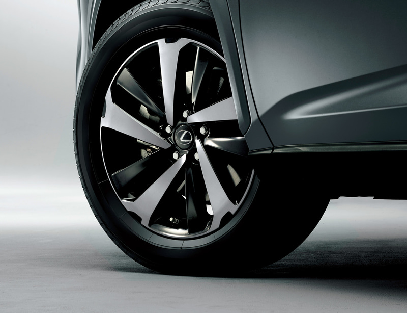 ダークメタリック塗装のアルミホイール