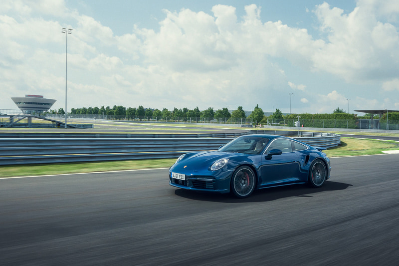 最高出力427kW（580PS）、最大トルク750Nmを発生する水平対向6気筒 3.8リッターターボエンジンを搭載。0-100km/h加速は2.8秒、最高速は320km/hというスペックを誇る