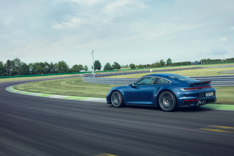 最高出力427kW（580PS）、最大トルク750Nmを発生する水平対向6気筒 3.8リッターターボエンジンを搭載。0-100km/h加速は2.8秒、最高速は320km/hというスペックを誇る