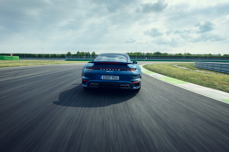 最高出力427kW（580PS）、最大トルク750Nmを発生する水平対向6気筒 3.8リッターターボエンジンを搭載。0-100km/h加速は2.8秒、最高速は320km/hというスペックを誇る