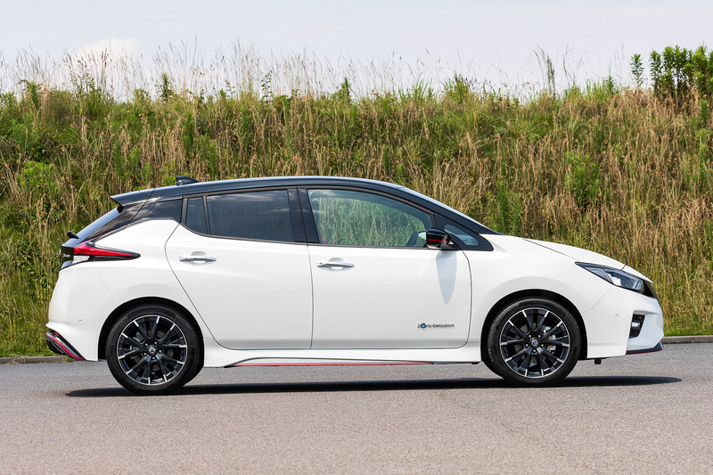 リーフ NISMO 2020年モデルのボディサイズは4510×1790×1570mm（全長×全幅×全高）。2018年モデルより全高が20mm高くなったのはドルフィン形状のアンテナのため。これはセットオプションを装着した場合のみ。可倒式アンテナでは1550mmで同じ