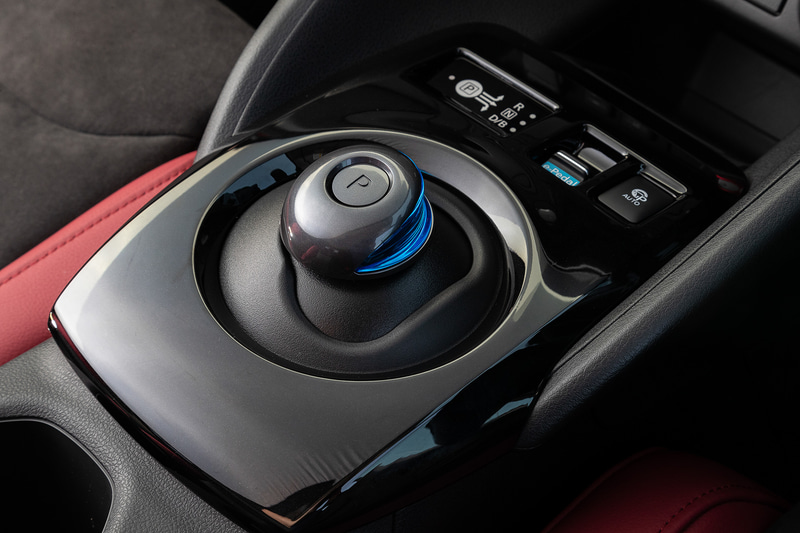 専用電制シフトはBレンジ、ガンメタクローム加飾付き（2018年モデル継承）