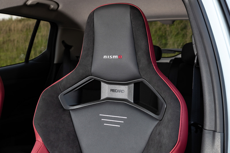 レカロシートはオプション設定。NISMOの刺しゅうがあしらわれる。価格は運転席と助手席の2脚で37万4000円