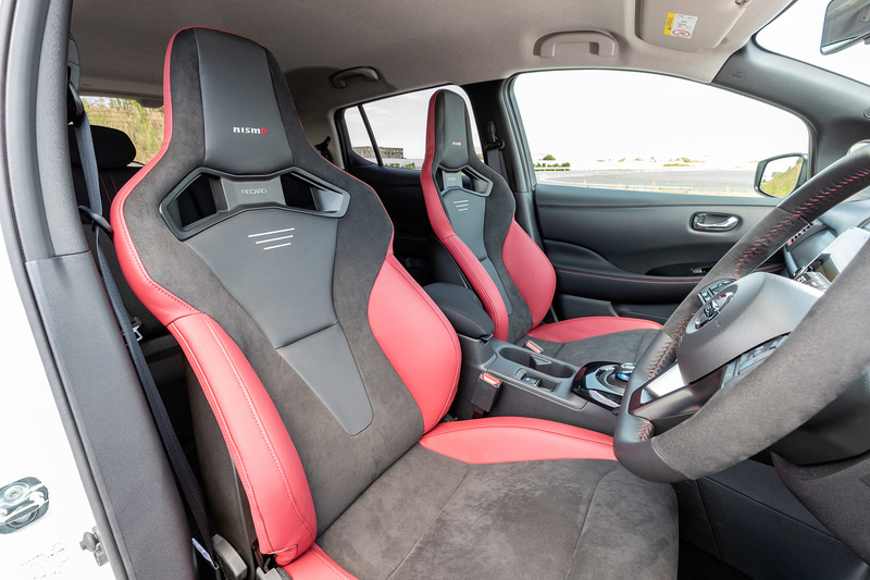 レカロシートはオプション設定。NISMOの刺しゅうがあしらわれる。価格は運転席と助手席の2脚で37万4000円