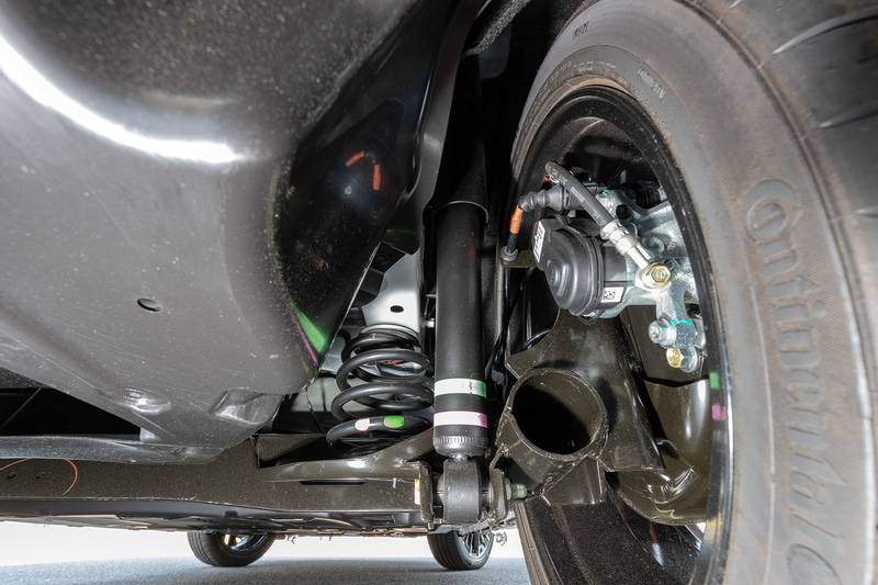 前後サスペンションのスプリングを変更。さらにリアのバンプラバーをウレタン製へと変更した