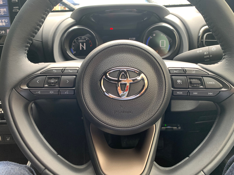 ヤリスのハンドル。スイッチだらけで、時折ハンドルを回すと手のひらで押してしまうのか、何かが変わります。もう少し必要順位に応じてスイッチの形状や配置を変えたいです