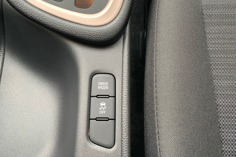 ドライブモードのスイッチ。それぞれのモードごとにメリハリが効いており、特にスポーツモードは走りが変わります。個人的にはあまり使わないけど