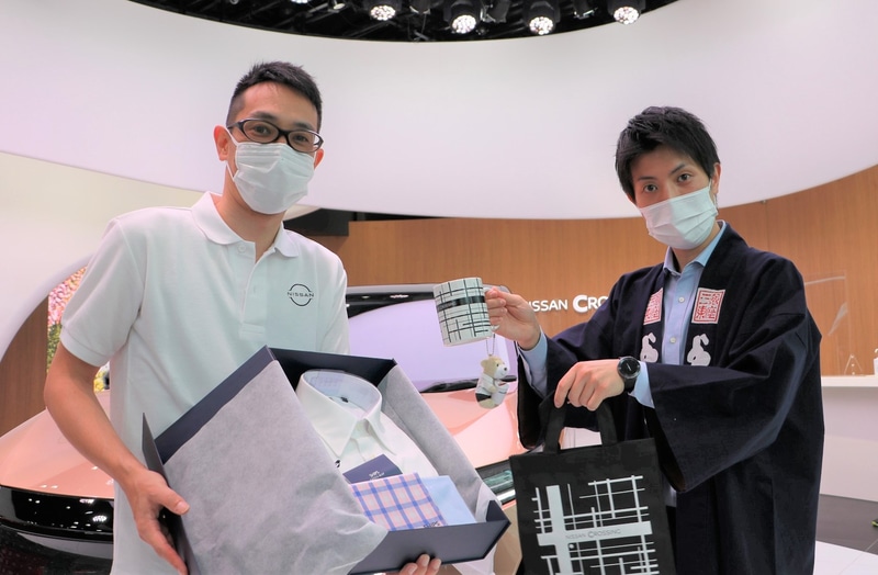 物々交換を行なった日産自動車グローバルブランドエクスペリエンス部アシスタントマネージャー近藤俊二氏（左）とプロジェクト発起人の和菓子のよしや三代目斉藤大地氏（右）