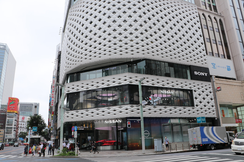 銀座4丁目交差点に構える NISSAN CROSSING