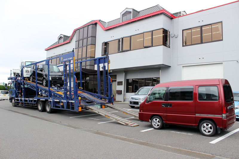 寄付する軽自動車は陸送で運ばれる