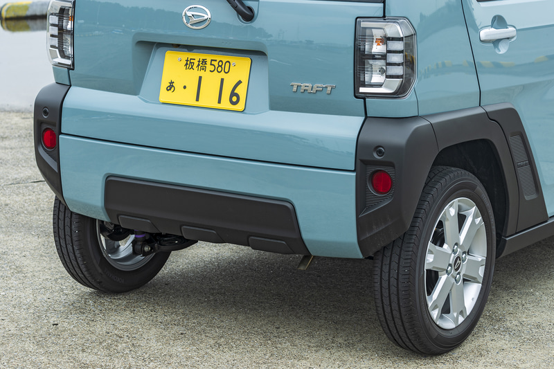 リアバンパー下部はスキッドガード風のデザイン