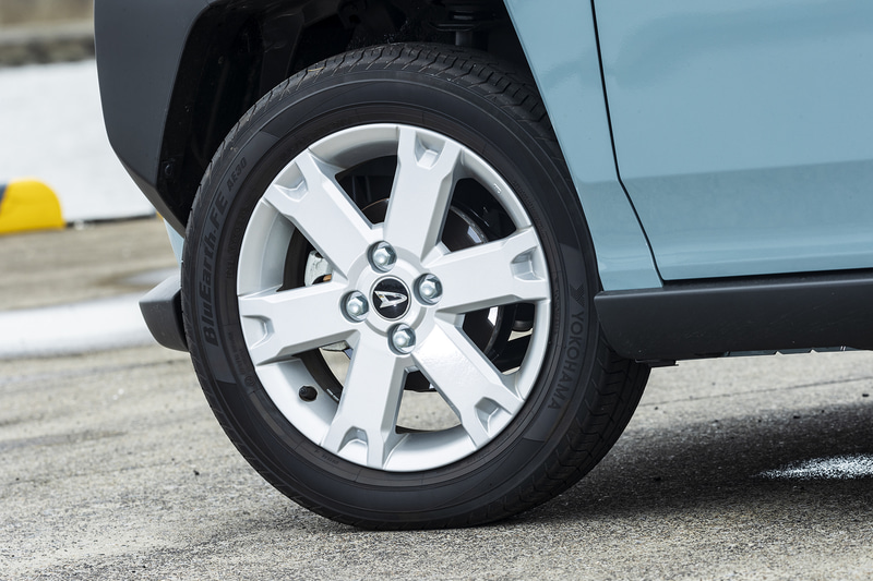 撮影車両は横浜ゴムのエコタイヤ、「ブルーアース-FE AE30」を装着。タイヤサイズはタントより1インチ大きい165/65R15。G系グレードはアルミホイールが標準となる
