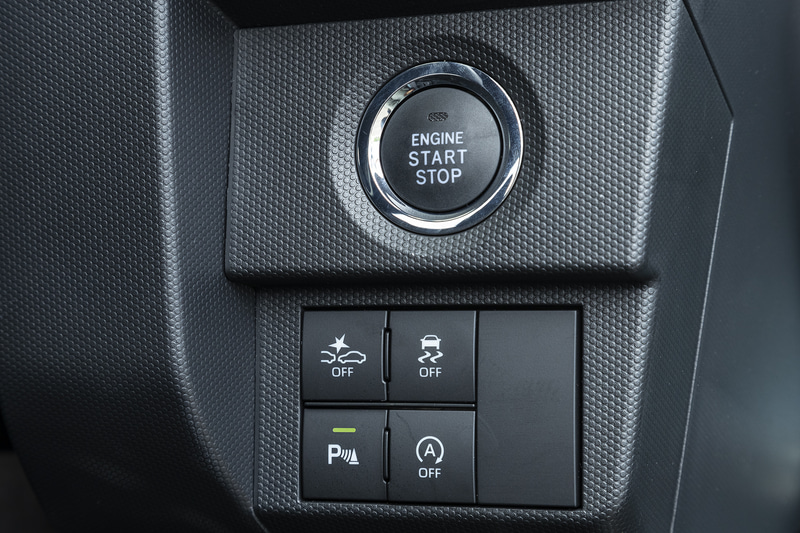 ステアリングコラム右側にスタートスイッチと安全機能系のスイッチなどを配置