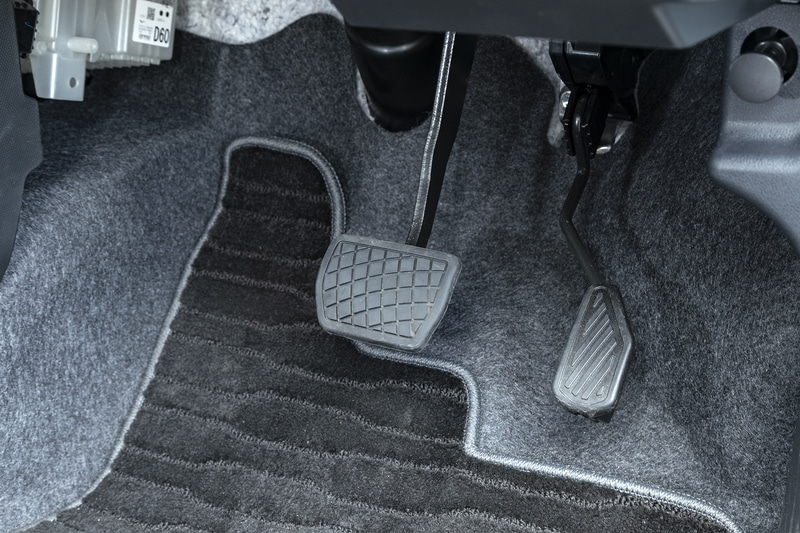 電動パーキングブレーキのためペダルはアクセルとブレーキのみ