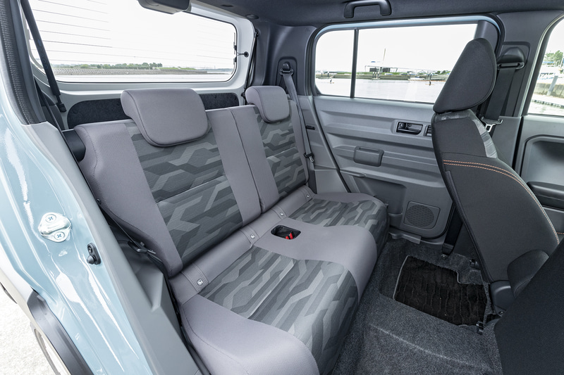 リアシート。ブラックのフロントに対しこちらはグレー基調となる