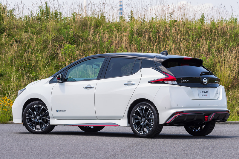 外観で変更があるのはドルフィン形状のアンテナのみ（可倒式もあり）。すでにエアロパーツはSUPER GTのノウハウを基に制作されているため、2018年モデルの時点でしっかりとダウンフォースを生み出している