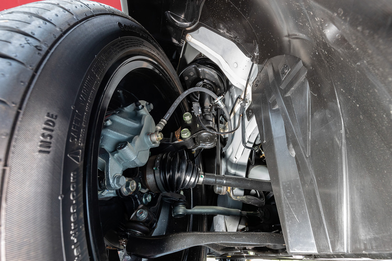 フロントサスペンション（左）とリアサスペンション（右）。ダンパー自体に変更ないが、スプリングのバネレートを高めたことに合わせ、減衰力も変更されている