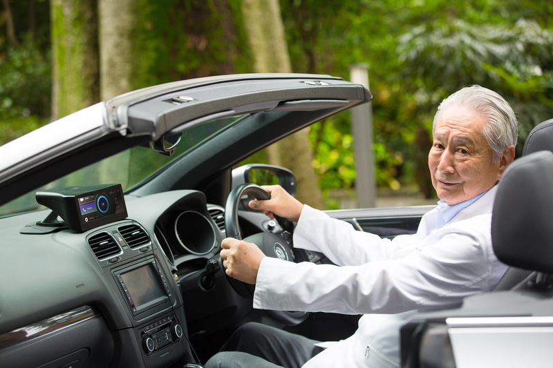 PyreneeDriveデモ機と出井氏