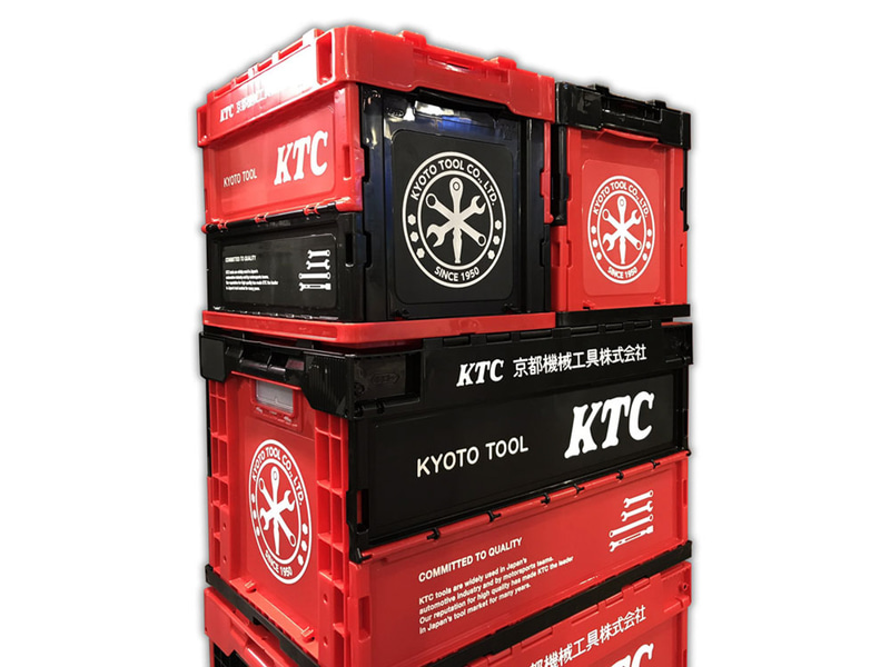 上段は折りたたみコンテナ 20Lで、中段と下段は折りたたみコンテナ 50Lを使用。カラーはいずれもレッド、ブラック。50Lにはレッド×ホワイトの設定はない