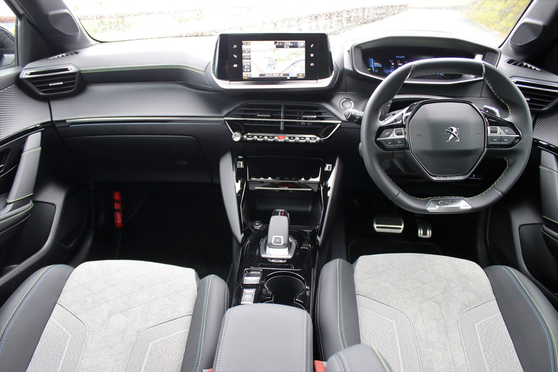 最新型のi-Cockpitを採用するインテリア