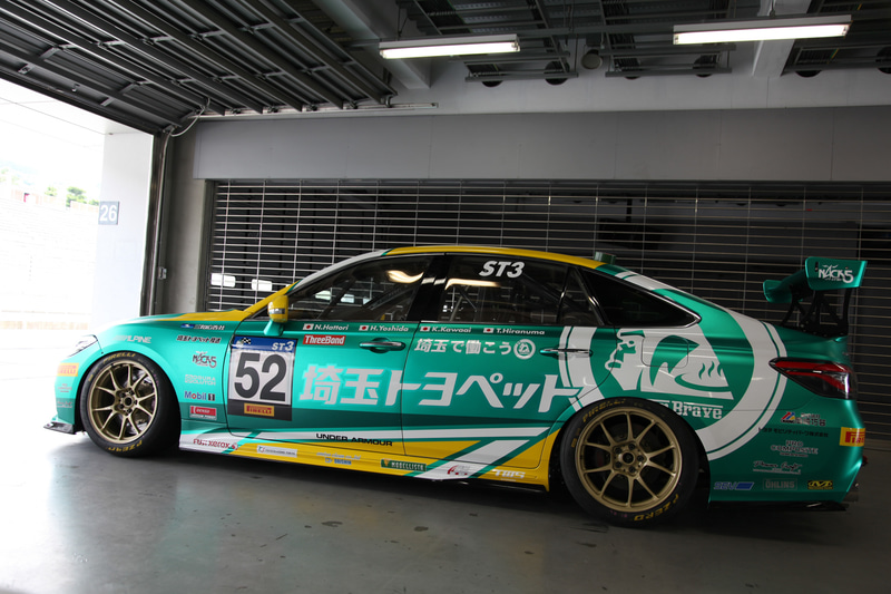 TNGAのFRシャシーを骨格に持つクラウン RS。Green Braveが2019年まで走らせていたマークXと比べ、ひとまわり大きいサイズとなっている。デザイン上の特徴である6ライトデザインはしっかり残されている。後方にはRSのエンブレムが輝く