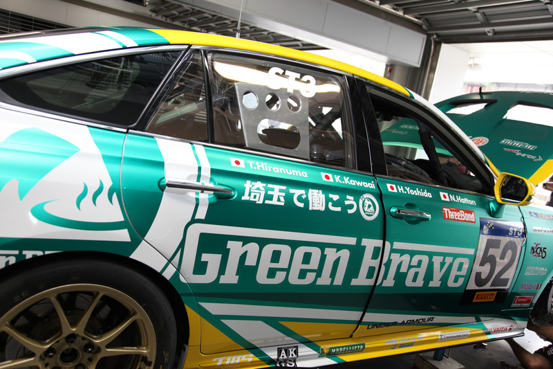 TNGAのFRシャシーを骨格に持つクラウン RS。Green Braveが2019年まで走らせていたマークXと比べ、ひとまわり大きいサイズとなっている。デザイン上の特徴である6ライトデザインはしっかり残されている。後方にはRSのエンブレムが輝く