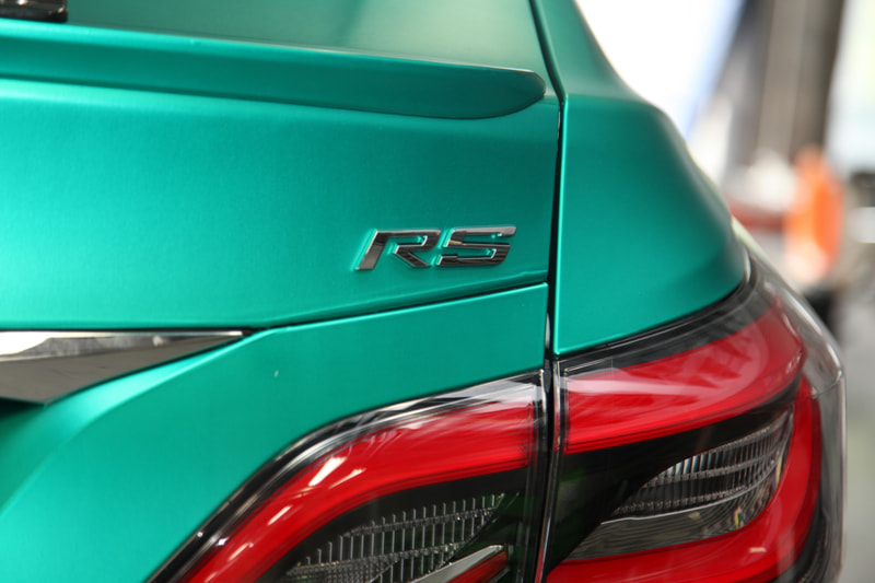 TNGAのFRシャシーを骨格に持つクラウン RS。Green Braveが2019年まで走らせていたマークXと比べ、ひとまわり大きいサイズとなっている。デザイン上の特徴である6ライトデザインはしっかり残されている。後方にはRSのエンブレムが輝く