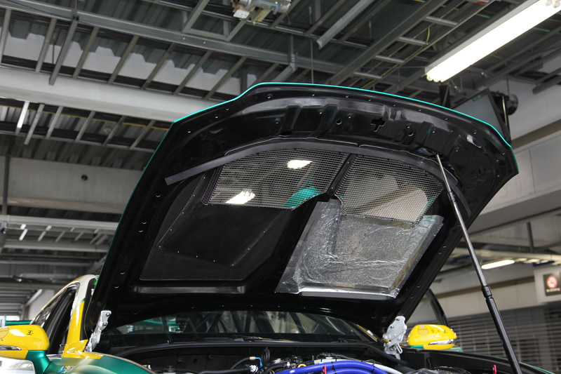 エアロパーツは1分の1の風洞実験を行なって形状を決めたもの。リアウイングはレース用の専用品