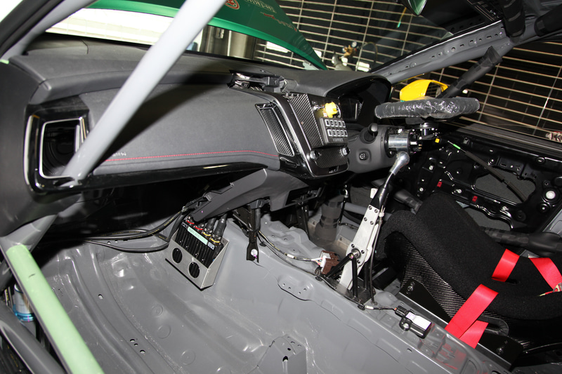 純正の雰囲気を色濃く残すインテリア。ダッシュパネルの赤ステッチも残されている。トランスミッションはマークXと同じレース用を搭載