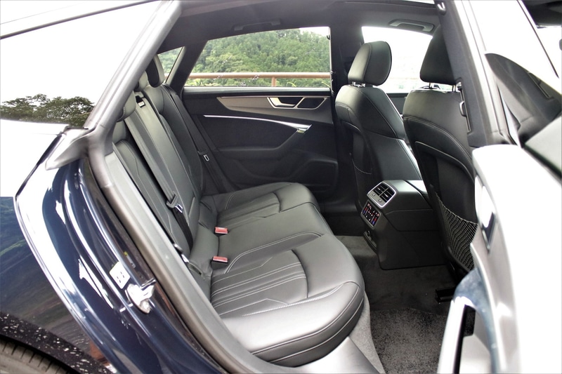 運転席、助手席はもちろん、後部席の快適性も高次元の仕上がり。エンジンは静粛性がよく後部席の搭乗者はディーゼルエンジン車だと気づくのも難しいだろう