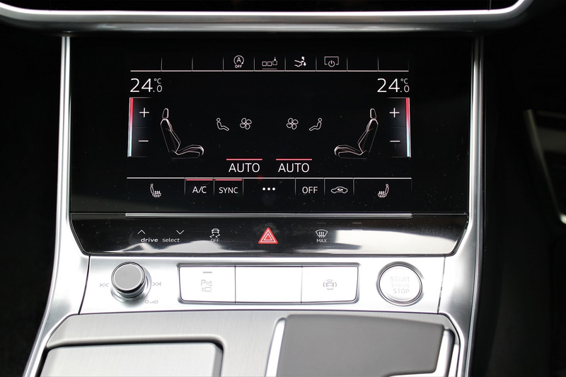 インフォテインメント用の高解像度10.1インチアッパースクリーンと、空調操作（デラックスオートマチックエアコンディショナー）や手書き文字入力用の高解像度8.6インチローワースクリーンの2つのタッチディスプレイを搭載したナビゲーションシステムを搭載