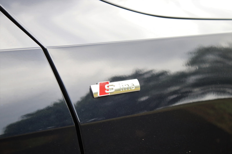 Sライン専用エンブレムが付く