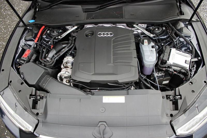 TDIエンジンはアルミ製シリンダーブロック、アルミ製ピストンなどで軽量化した2200barの燃料噴射圧を、新開発の8穴ソレノイドインジェクターが正確な噴射コントロールを実現。状況に応じて1行程あたり合計5～8回の噴射（パイロット/メイン/ポスト噴射）を行なうことで、高い環境性能や低振動、静粛性を両立した