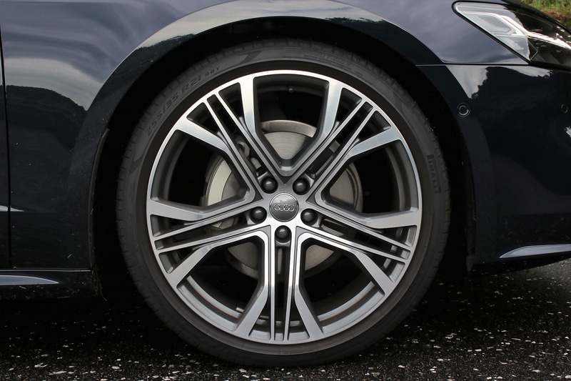 アルミホイールはオプションSラインパッケージの5ツインスポークVデザイン。サイズは8.5J×20