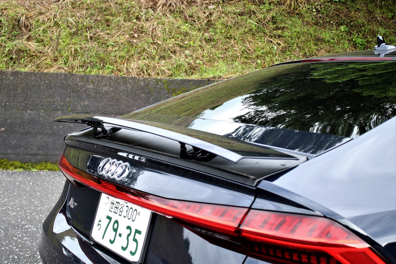 リヤスポイラーは、車速が約120km/hを超えると自動的に展開し、約80km/h未満で格納されまる。また、室内のタッチディスプレイから手動で調整も可能