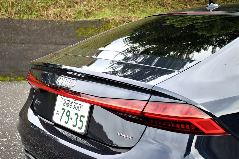 リヤスポイラーは、車速が約120km/hを超えると自動的に展開し、約80km/h未満で格納されまる。また、室内のタッチディスプレイから手動で調整も可能