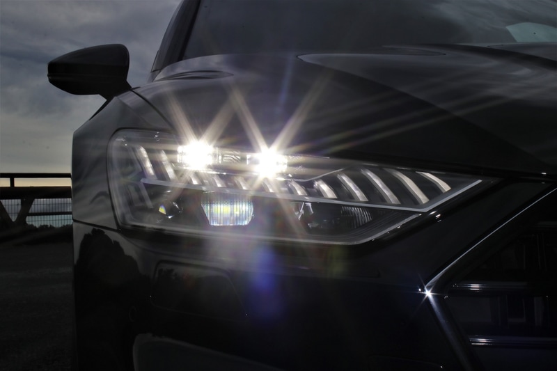 Sラインパッケージに付属するマトリクスLEDヘッドライト