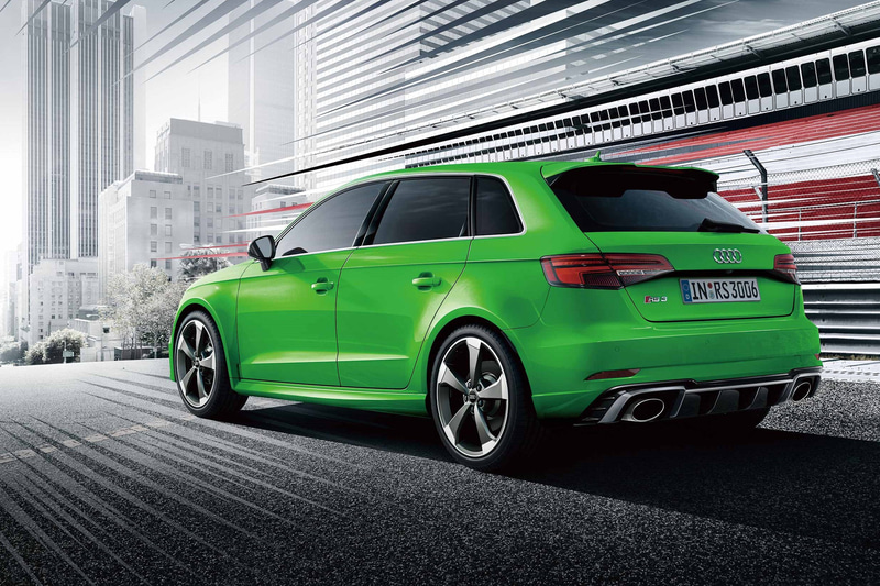 「RS 3 スポーツバック」。特別装備そして、マトリクスLEDヘッドライト、フロントダイナミックターンインディケーターなどを装備