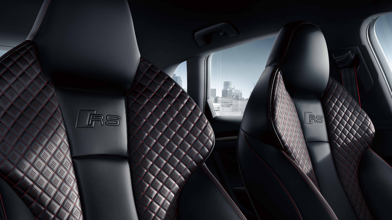 デコラティブパネルカーボンファイバーやレッドアクセントリング付きエアコン吹き出し口、ファインナッパレザーダイヤモンドステッチングのRSスポーツシートなどを特別装備