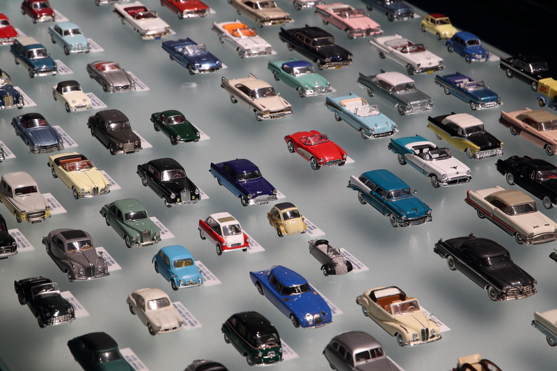 写真手前からヨーロッパ車の列、アメリカ車の列、そして奥に細々と日本車が並ぶ1950年代