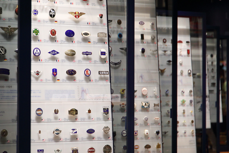 カーバッチ（エンブレム）の展示