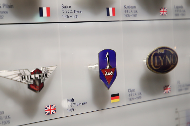 バッチから自動車メーカーの複雑な歴史と栄枯盛衰が見えてくるようです