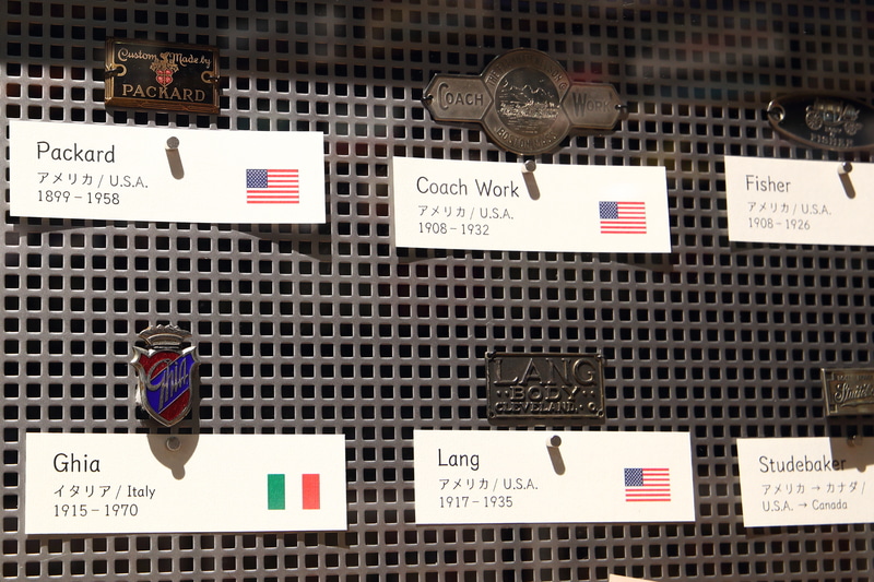 その他、コーチビルダーのバッチや日本のJAFなどのグリルバッチ、ラジエタースクリプトなどクルマに装着されたありとあらゆるものが館内にギッシリ詰まっています