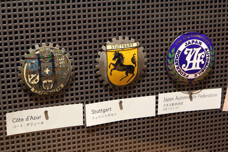 その他、コーチビルダーのバッチや日本のJAFなどのグリルバッチ、ラジエタースクリプトなどクルマに装着されたありとあらゆるものが館内にギッシリ詰まっています